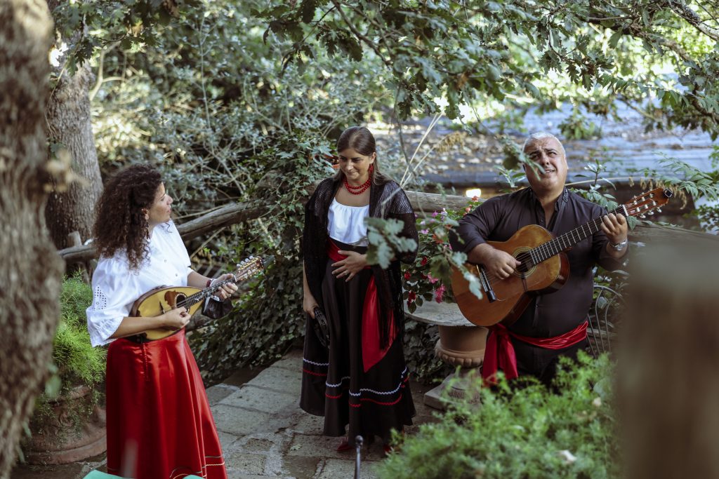 Italian trio singing with guitars