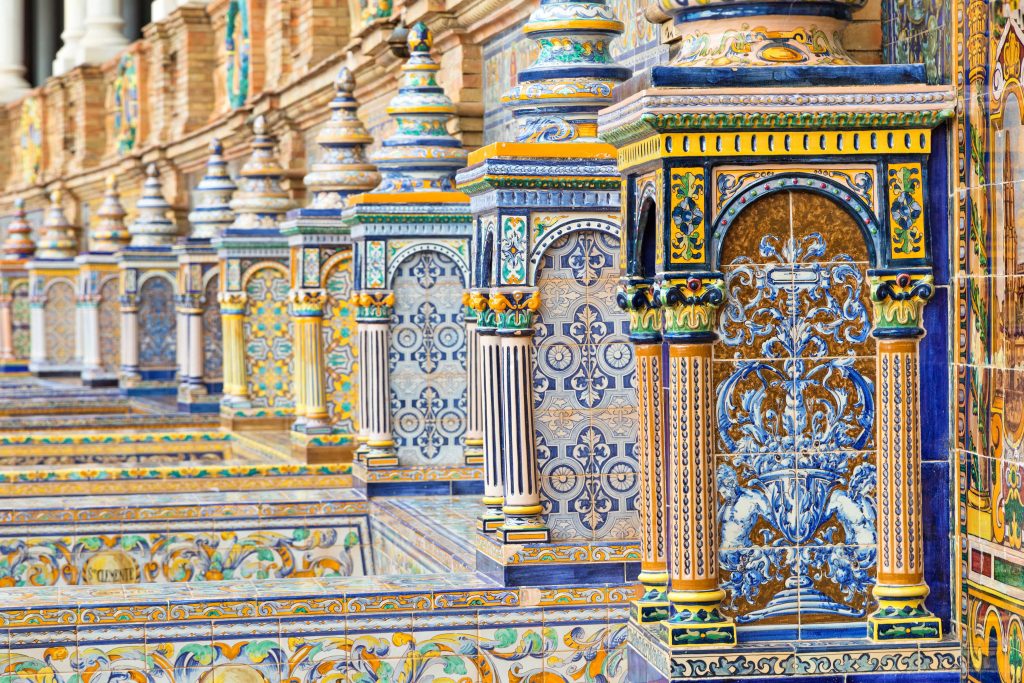 The compositions of ceramic tiles in Seville show the city history