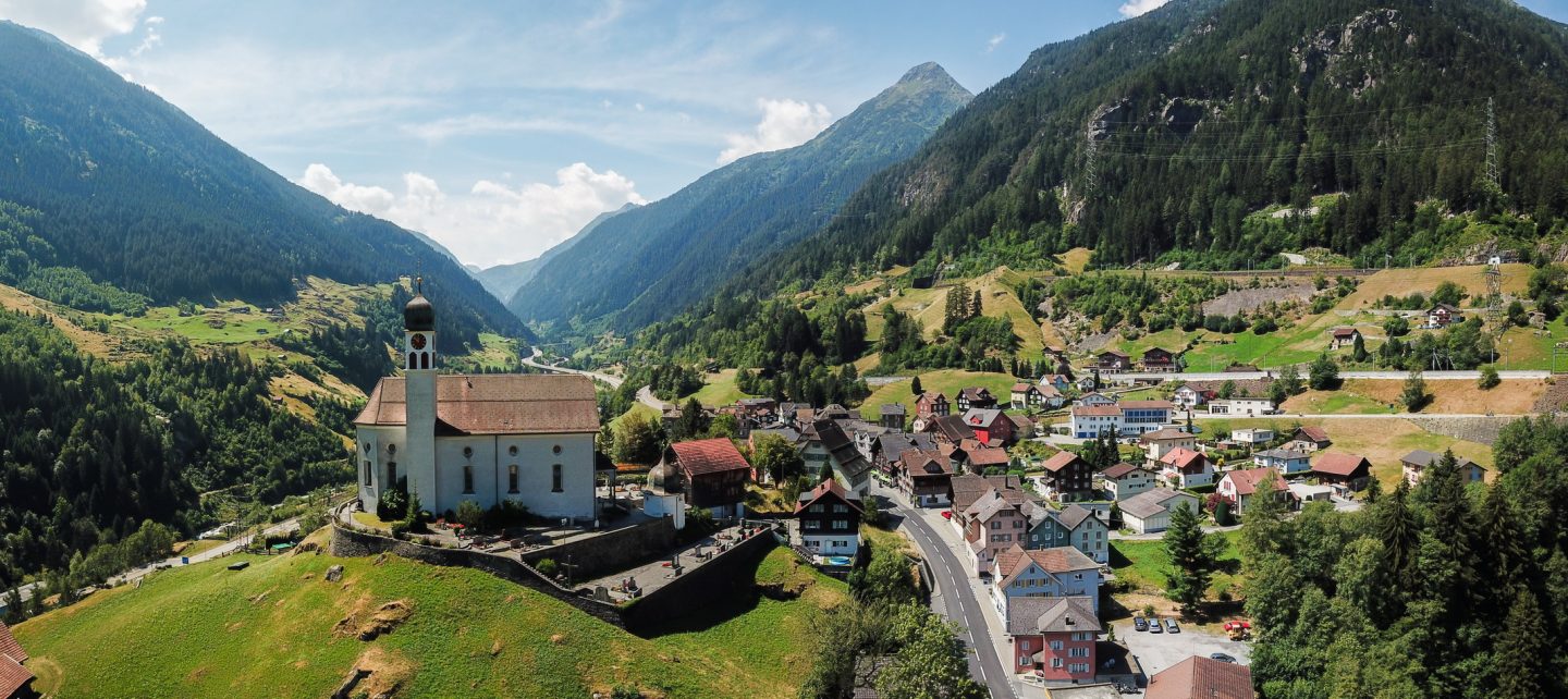 During the Gotthard panorama route, the church of Wassen can be seen three times.